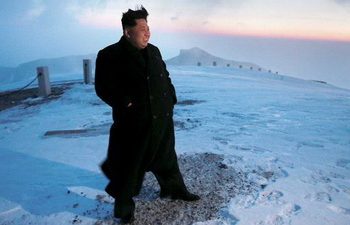 В сети высмеяли фото Ким Чен Ына, который якобы покорил горную вершину