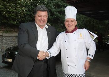 В сети появились снимки, как Киселев кормит Порошенко картофелем