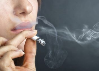 Стало известно, почему женщины боятся бросать курить