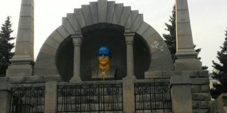 В Челябинске Ленину придали украинский оттенок