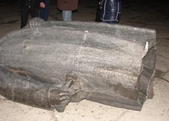 СМИ: В Днепропетровске снесли памятник Ленину