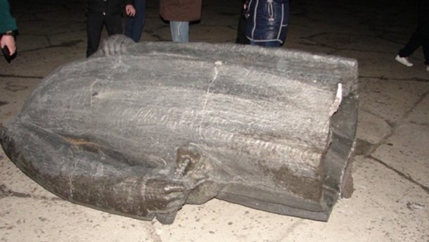 СМИ: В Днепропетровске снесли памятник Ленину