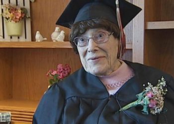 В США 103-летняя пенсионерка получила диплом об окончании средней школы