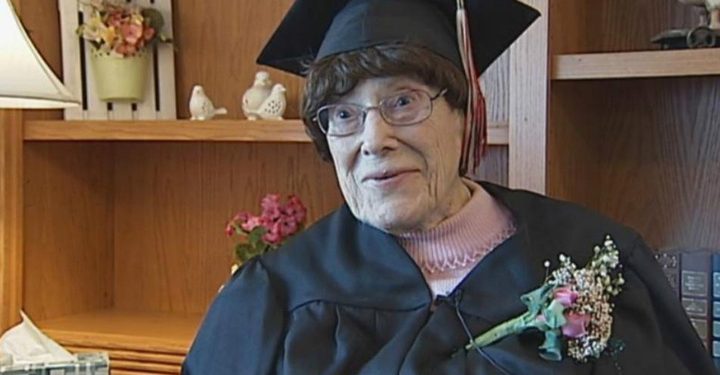 В США 103-летняя пенсионерка получила диплом об окончании средней школы