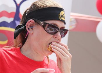 Американка весом около 55 килограммов за 20 минут съела почти 6 кило мяса