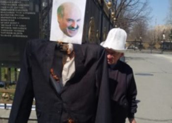 Кыргызский активист сжег чучело Лукашенко