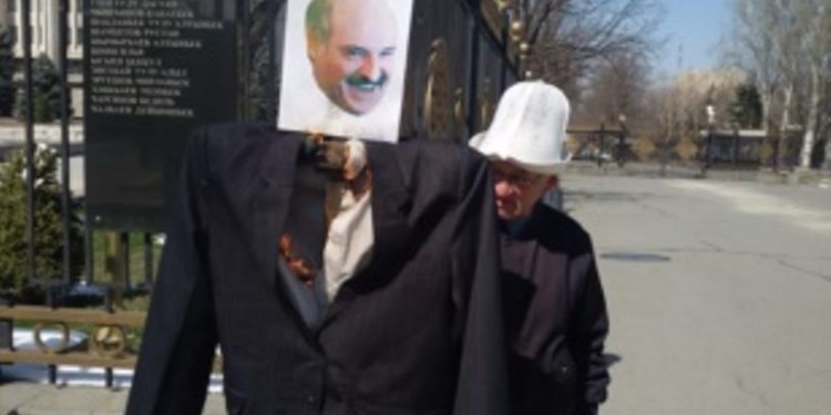 Кыргызский активист сжег чучело Лукашенко