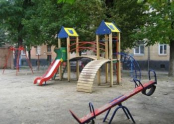 Во Львове на детской площадке повесился молодой мужчина