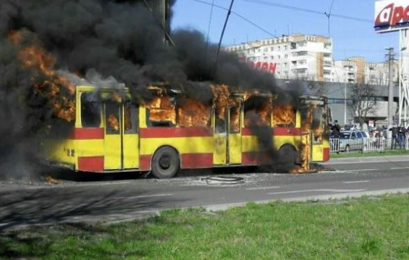 Во Львове во время движения загорелся троллейбус