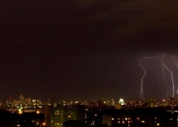 Молния пробила дыру в самолете во время полета