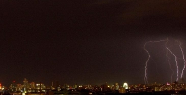 Молния пробила дыру в самолете во время полета