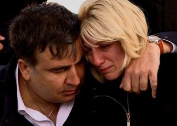 Саакашвили плакал на Майдане вместе с супругой убитого бойца