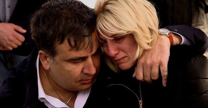 Саакашвили плакал на Майдане вместе с супругой убитого бойца