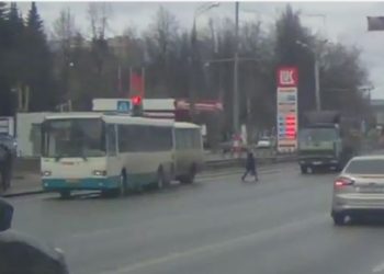 В сети набирает популярность видео с невозмутимым пешеходом