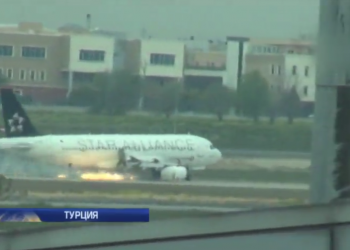 Airbus A320 приземлился в Стамбуле с горящим двигателем
