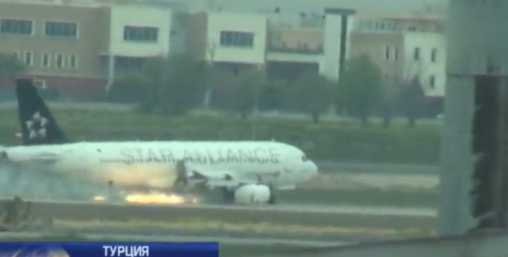 Airbus A320 приземлился в Стамбуле с горящим двигателем