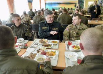 Обед Порошенко с американскими военными назвали «показухой»