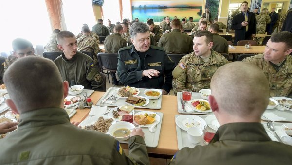 Обед Порошенко с американскими военными назвали «показухой»