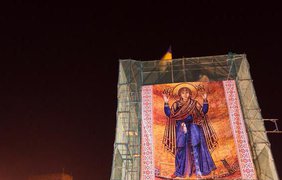 В Харькове на бывший памятник Ленину повесили огромный баннер-икону