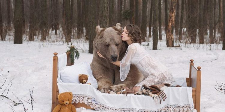 В РФ девушки снялись в откровенной фотосессии с медведем