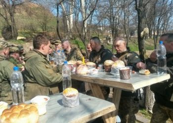 В Мариуполе солдаты устроили праздничный стол в окопах