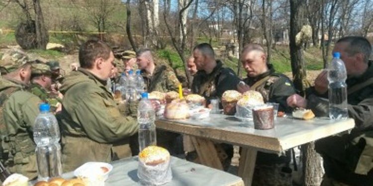 В Мариуполе солдаты устроили праздничный стол в окопах