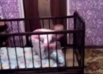 Интернет взорвало видео с побегом малыша из кроватки