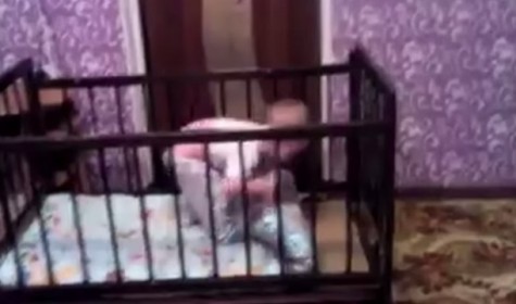 Интернет взорвало видео с побегом малыша из кроватки