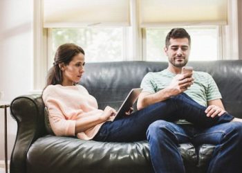 Ученые: пользоваться смартфоном перед телевизором опасно
