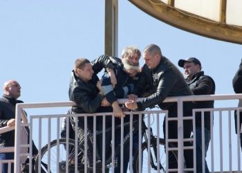 Охрана украинского президента скрутила журналиста, который издалека хотел послушать пресс-конференцию