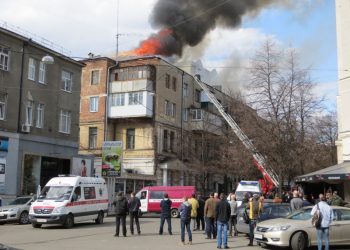 В Харькове из пылающего дома спасли 5 человек