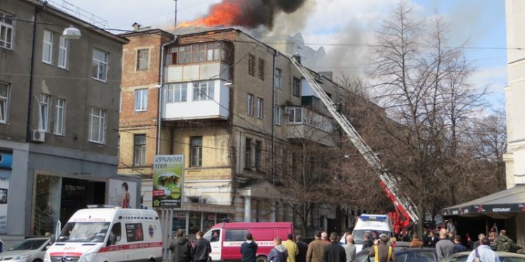 В Харькове из пылающего дома спасли 5 человек