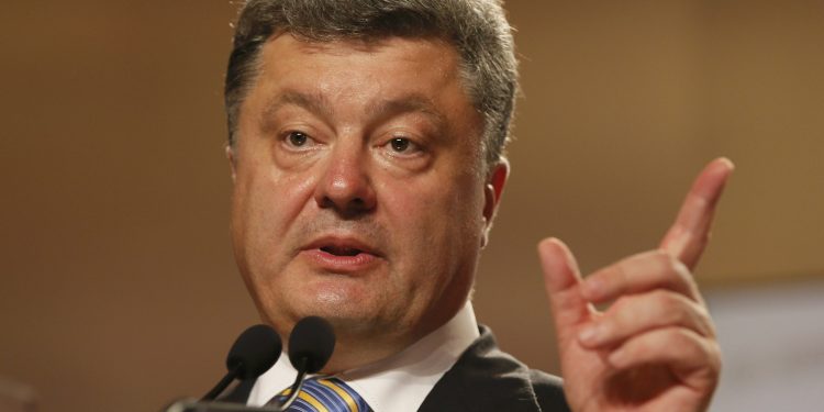 Глава Украины пообещал ввести военное положение на Донбассе