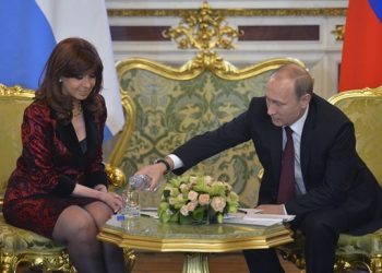Владимир Путин забрал бутылку воды у президента Аргентины