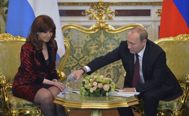 Владимир Путин забрал бутылку воды у президента Аргентины