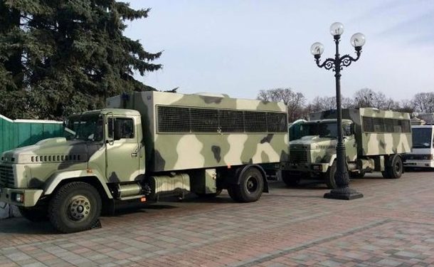 К ВР подтянули бронированные КрАЗы