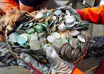 Британские спасатели нашли на дне моря 100 тонн серебряных монет