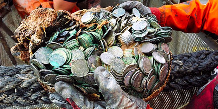 Британские спасатели нашли на дне моря 100 тонн серебряных монет