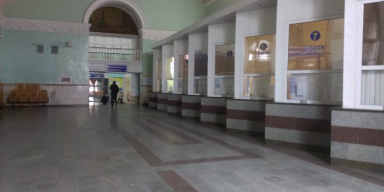 Вокзал в Симферополе сейчас похож на пустынную Припять