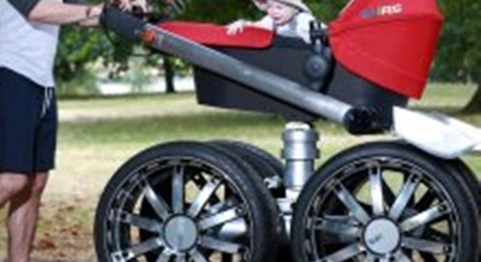 Автопроизводитель Skoda выпустил огромную детскую коляску, которую назвали внедорожником
