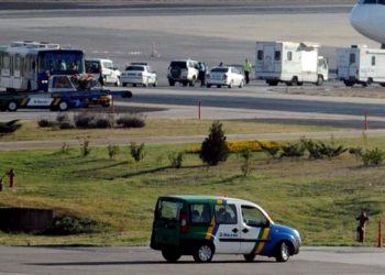 В Стамбуле у самолета при взлете взорвался двигатель