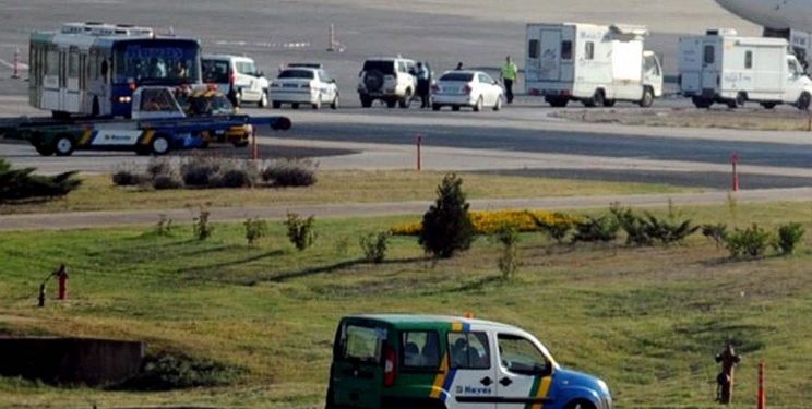 В Стамбуле у самолета при взлете взорвался двигатель