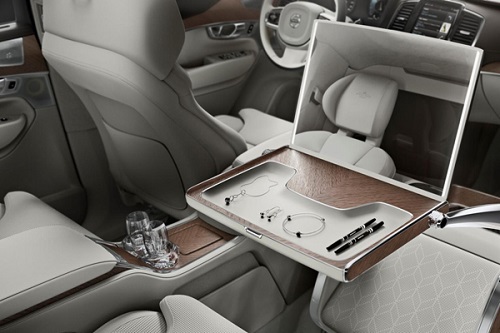 Volvo заменила сиденье в XC90 столиком для макияжа