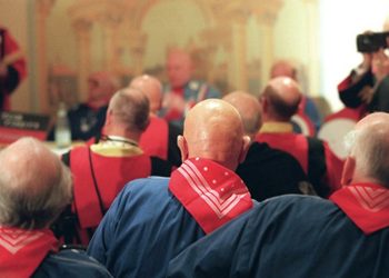 В Германии суд лишил лысого мужчину бесплатного парика