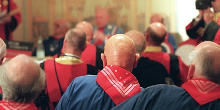 В Германии суд лишил лысого мужчину бесплатного парика
