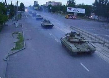 СМИ: В центр Донецка приволокли танки, БМП и связанных людей