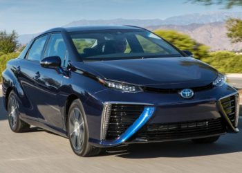 Модель Toyota Mirai сможет поехать и на коровьих «лепешках»