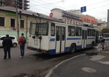 В Днепропетровске троллейбус совершил наезд на девушку
