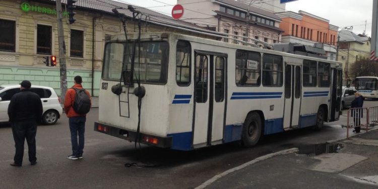 В Днепропетровске троллейбус совершил наезд на девушку