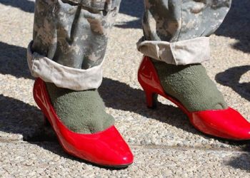 В вооруженных силах США военных обули в женские туфли